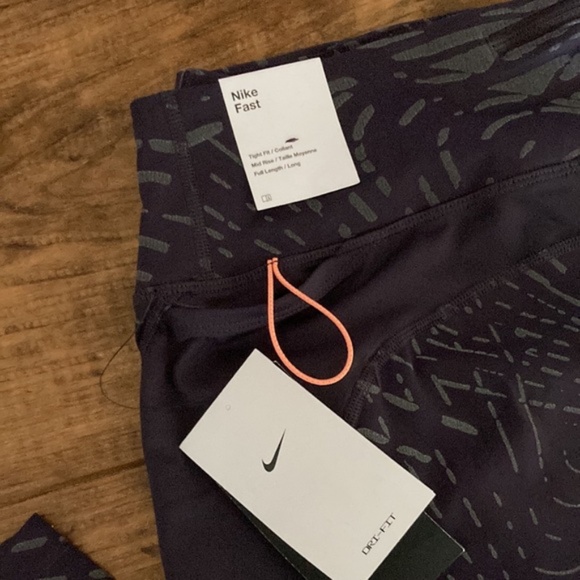 Nike Black and White Patterned Leggings - Picture 6 of 16